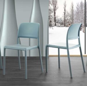 River / Chaise en plastique